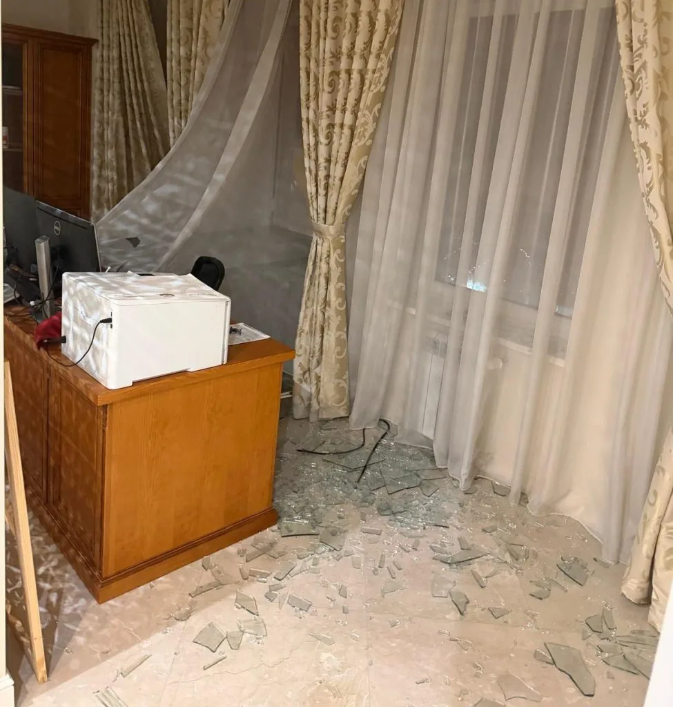 Який вигляд має пошкоджене ударом рф посольство Катару у Києві 1