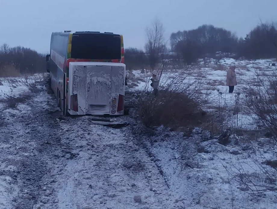 Автобус злетів з траси Львів-Луцьк, три пасажирки постраждали 2