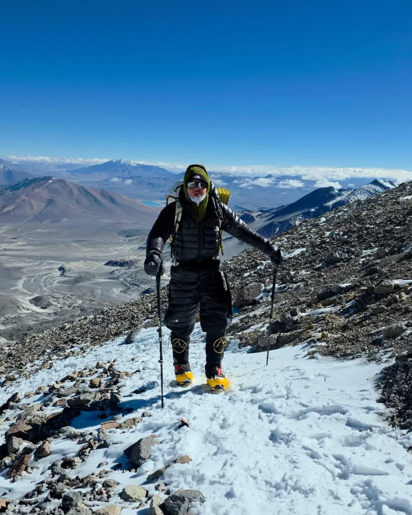 Закарпатець піднявся на найвищий вулкан планети та розгорнув прапор України на вершині 2