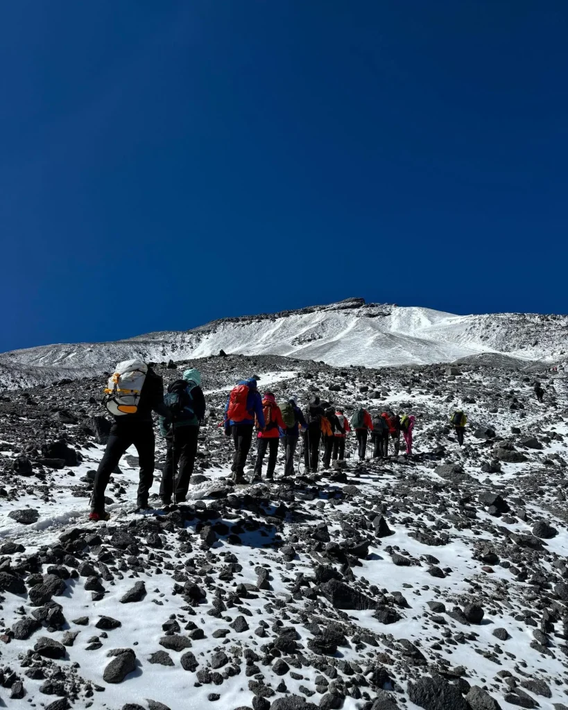 Закарпатець піднявся на найвищий вулкан планети та розгорнув прапор України на вершині 3