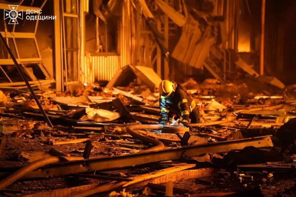 РФ атакувала Одесу дронами: пошкоджено багатоповерхівки, об’єкти цивільної інфраструктури та автосервіс 3