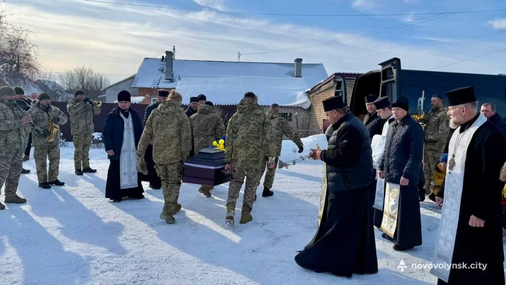 У Нововолинську попрощалися із Захисником України Володимиром Михнюком 2