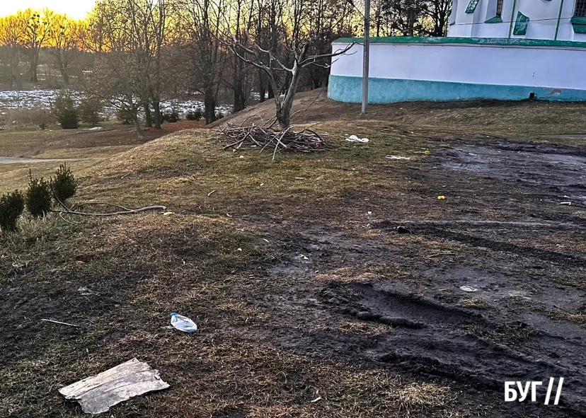 Сміття після зими: що залишили по собі відпочивальники на Василівській гірці 3