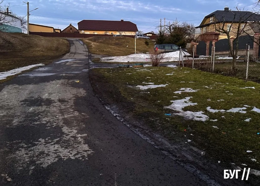 Сміття після зими: що залишили по собі відпочивальники на Василівській гірці 4