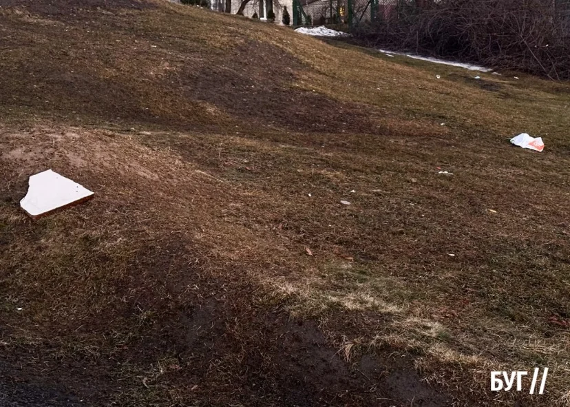 Сміття після зими: що залишили по собі відпочивальники на Василівській гірці 9