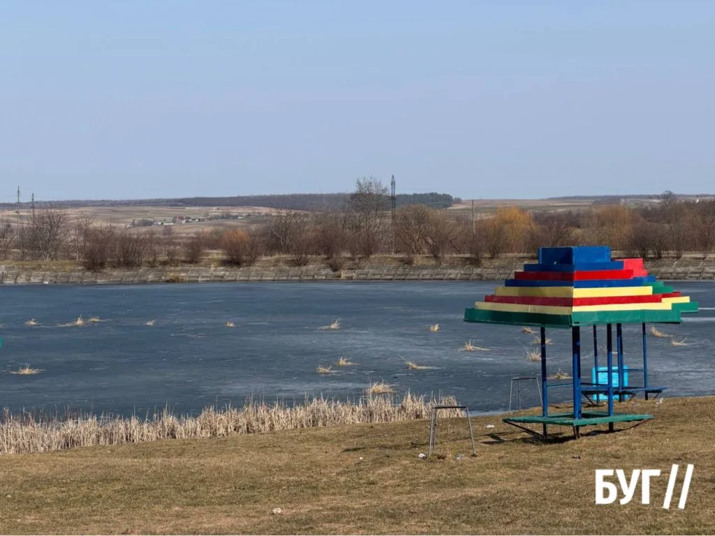 Фото дня: сліди зимової риболовлі на міському озері у Нововолинську 2