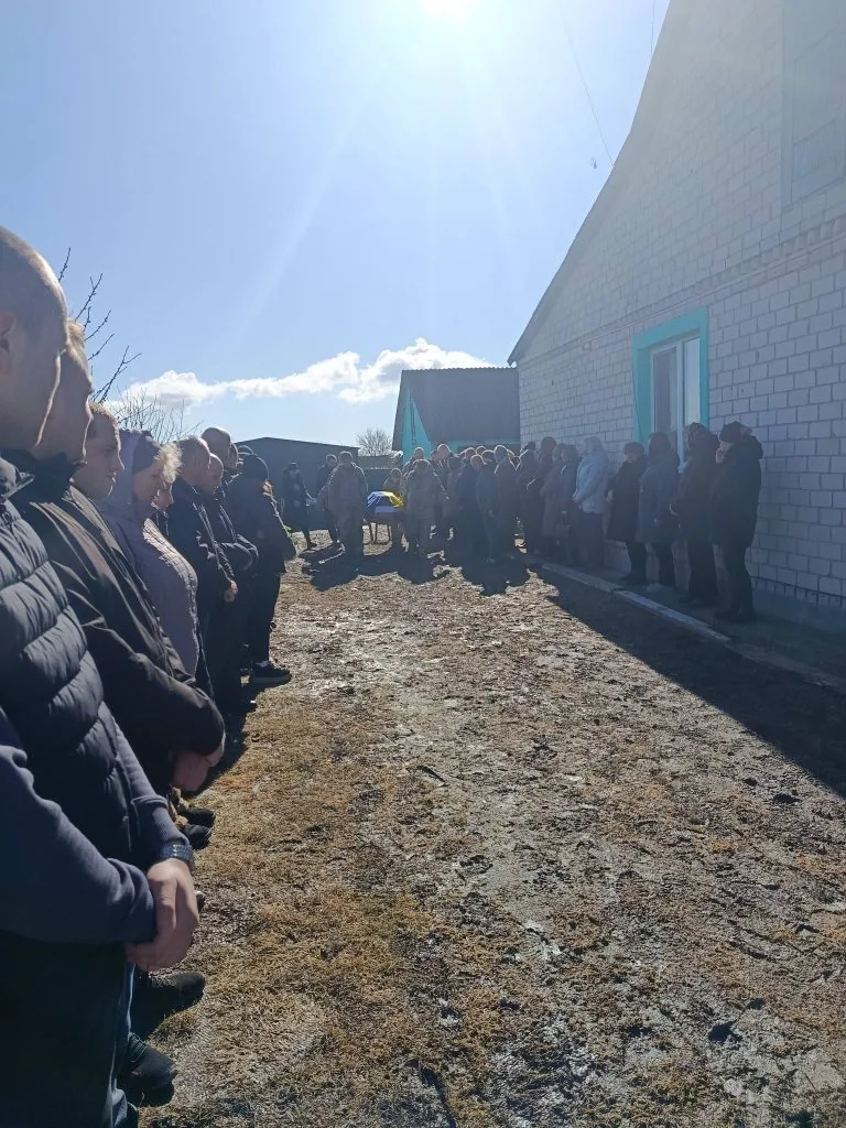 В Оваднівській громаді провели в останню дорогу загиблого Героя Віктора Вавринюка 1