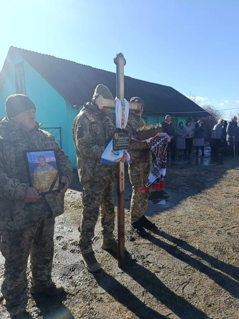 В Оваднівській громаді провели в останню дорогу загиблого Героя Віктора Вавринюка 3