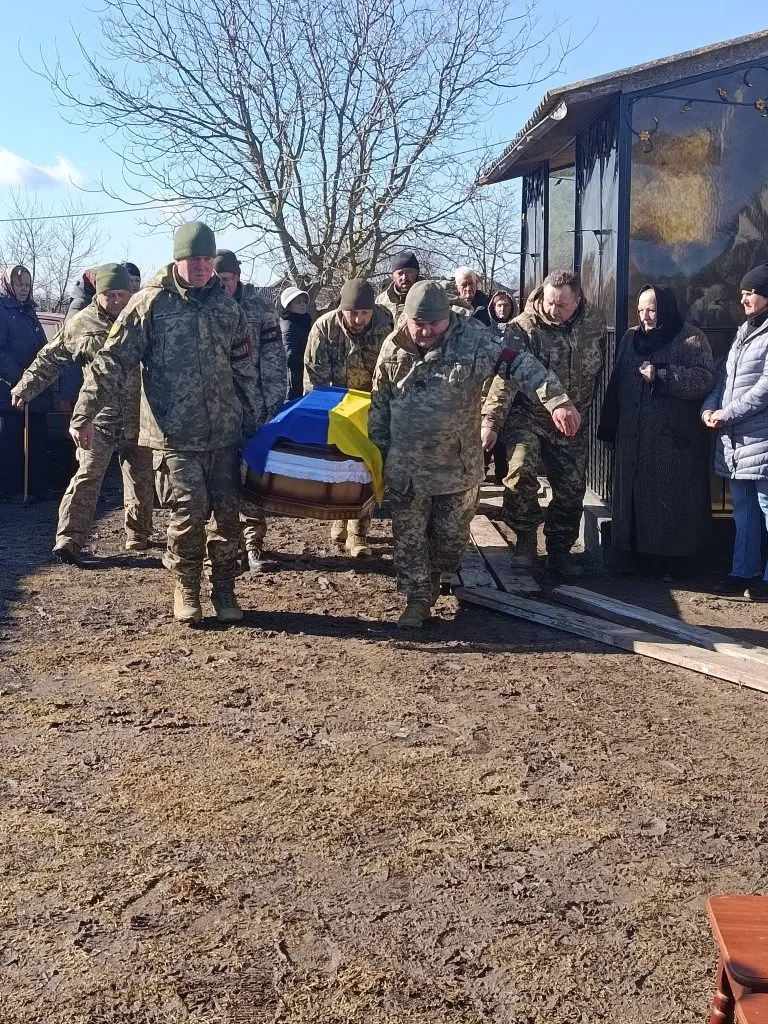 В Оваднівській громаді провели в останню дорогу загиблого Героя Віктора Вавринюка 4