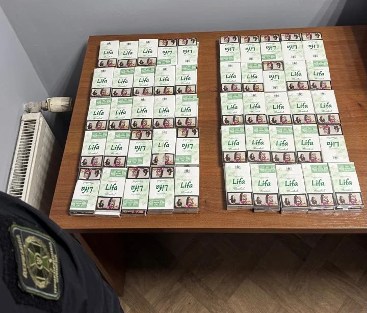 На Ягодині водій вантажівки намагався провезти сигарети, сховавши їх під одягом 2