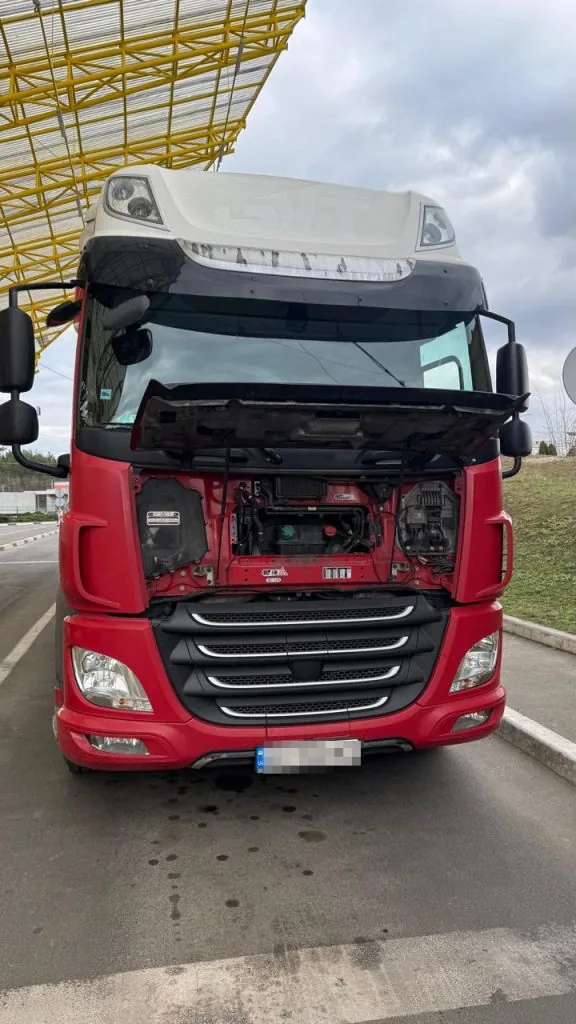На Ягодині водій вантажівки намагався провезти сигарети, сховавши їх під одягом 4