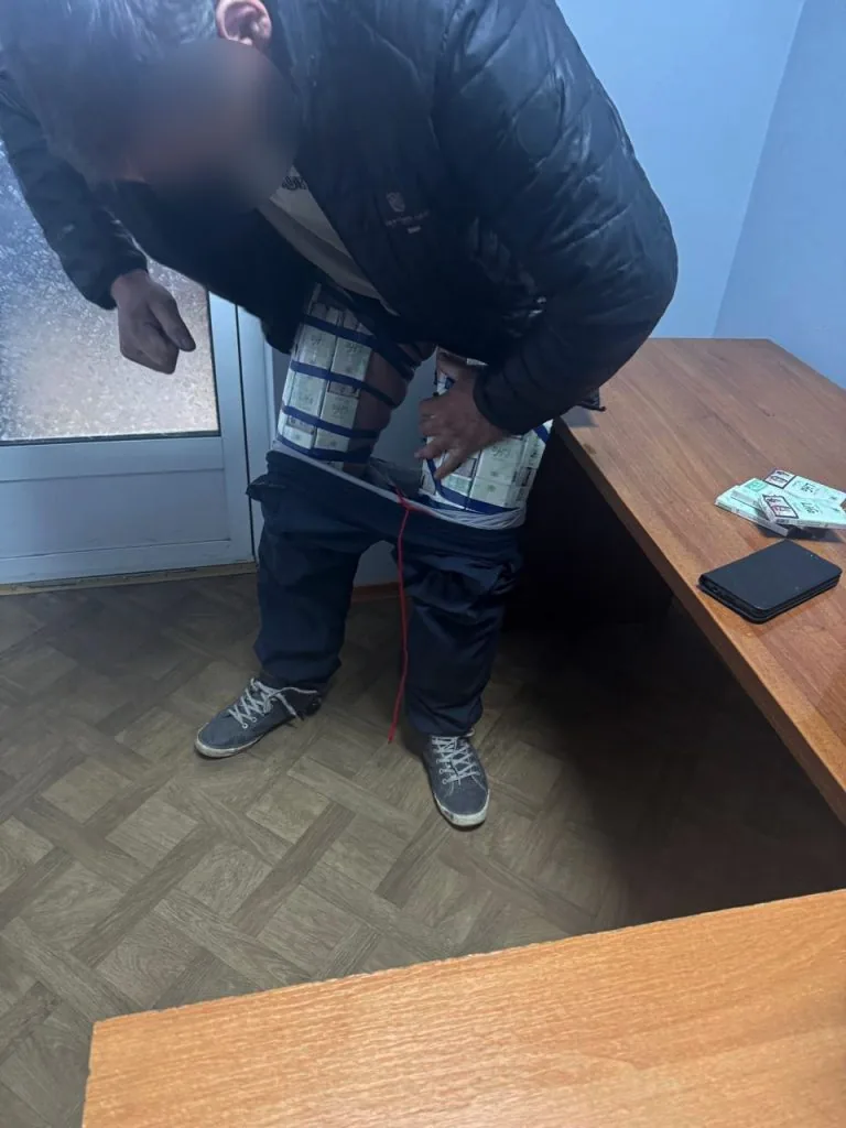 На Ягодині водій вантажівки намагався провезти сигарети, сховавши їх під одягом 3