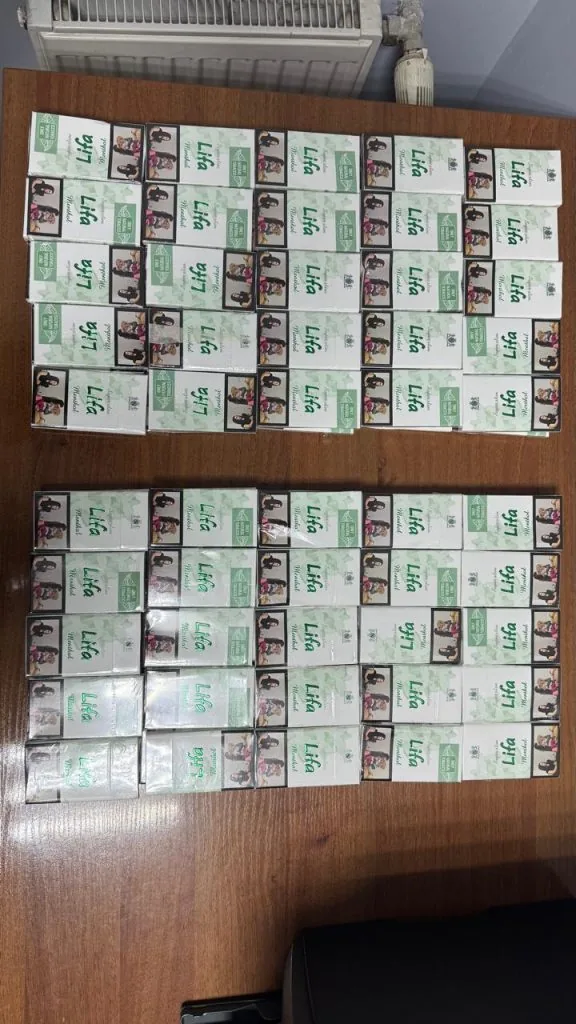 На Ягодині водій вантажівки намагався провезти сигарети, сховавши їх під одягом 1