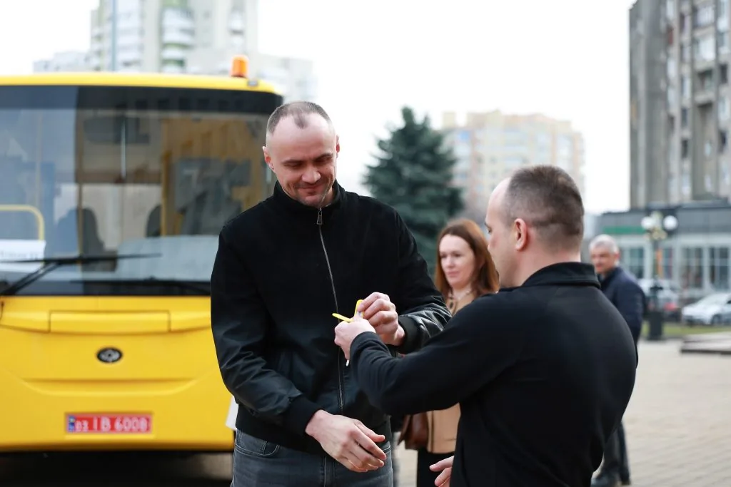 Оваднівська громада отримала новий шкільний автобус 4