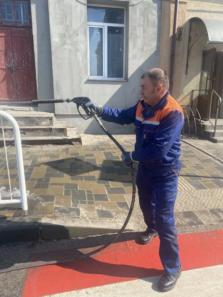 Перш ніж насміхатись — спробуйте самі: про важку працю комунальників 8