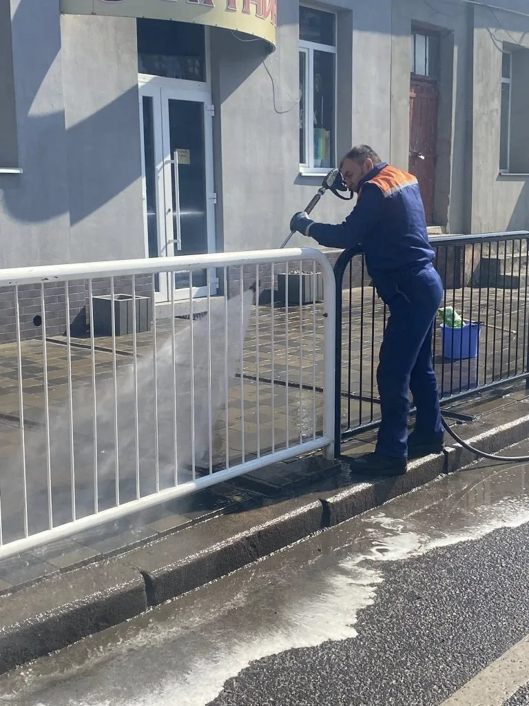 Перш ніж насміхатись — спробуйте самі: про важку працю комунальників 9