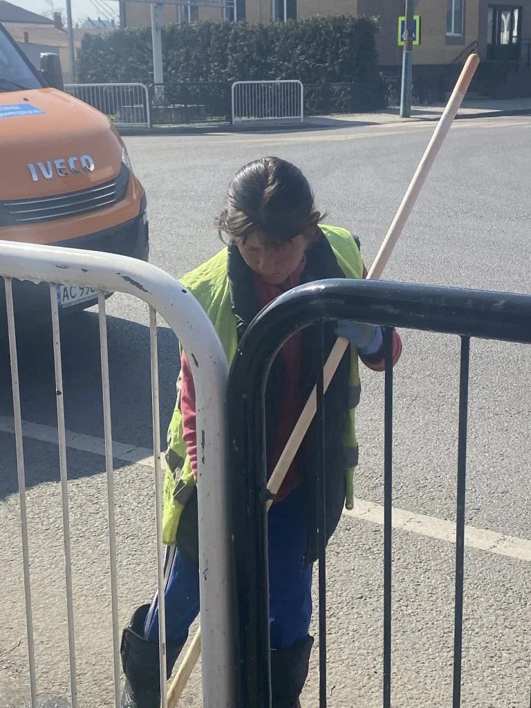 Перш ніж насміхатись — спробуйте самі: про важку працю комунальників 7