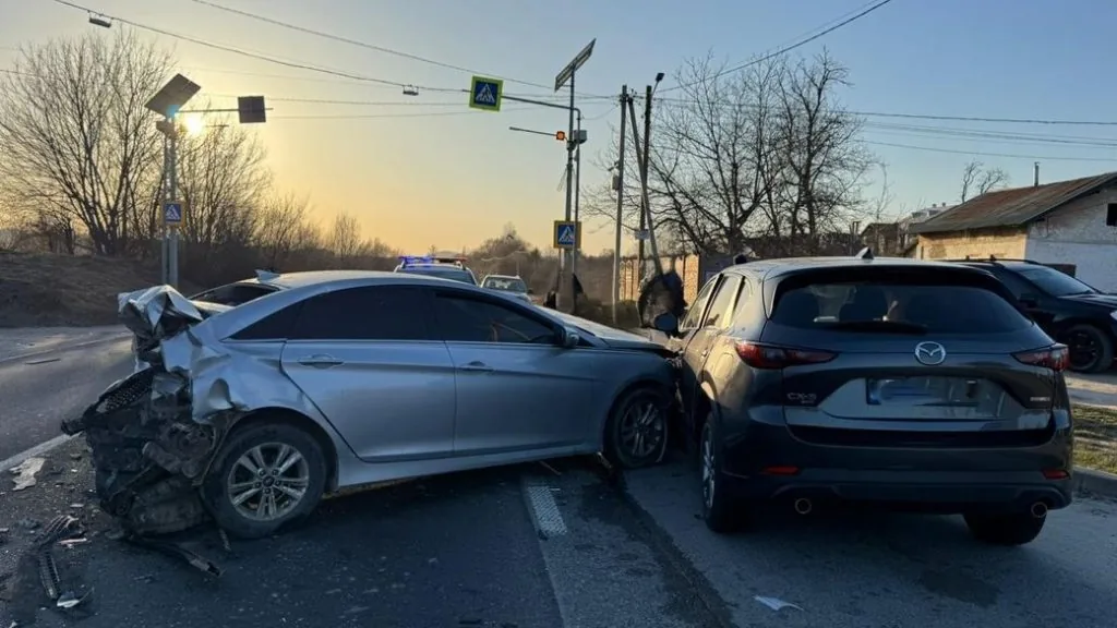 Поблизу Львова сталася ДТП за участі чотирьох автомобілів: троє травмованих 1