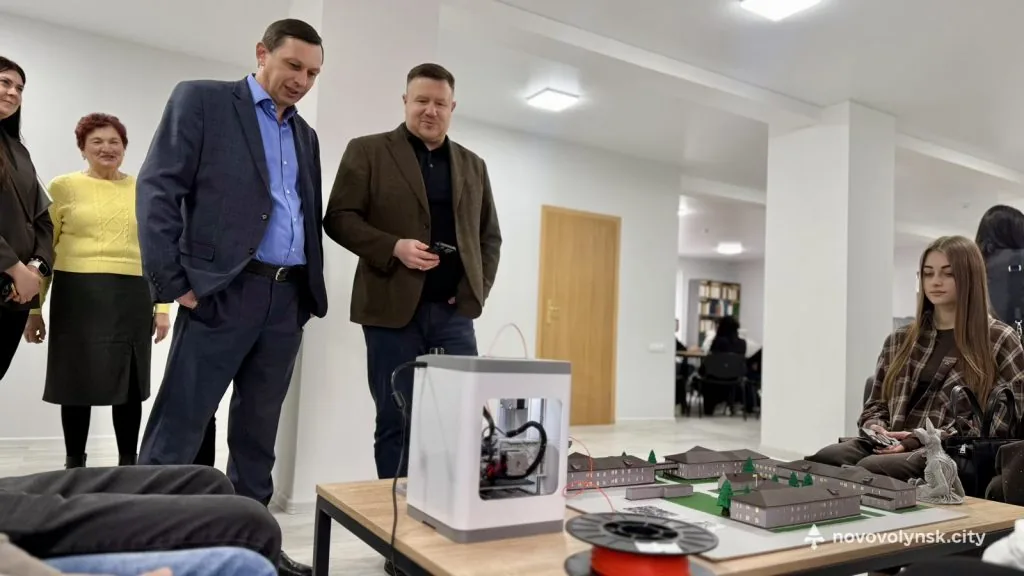 У Нововолинському електромеханічному фаховому коледжі запрацювали нові ІТ-простори та відкрили оновлену бібліотеку 1