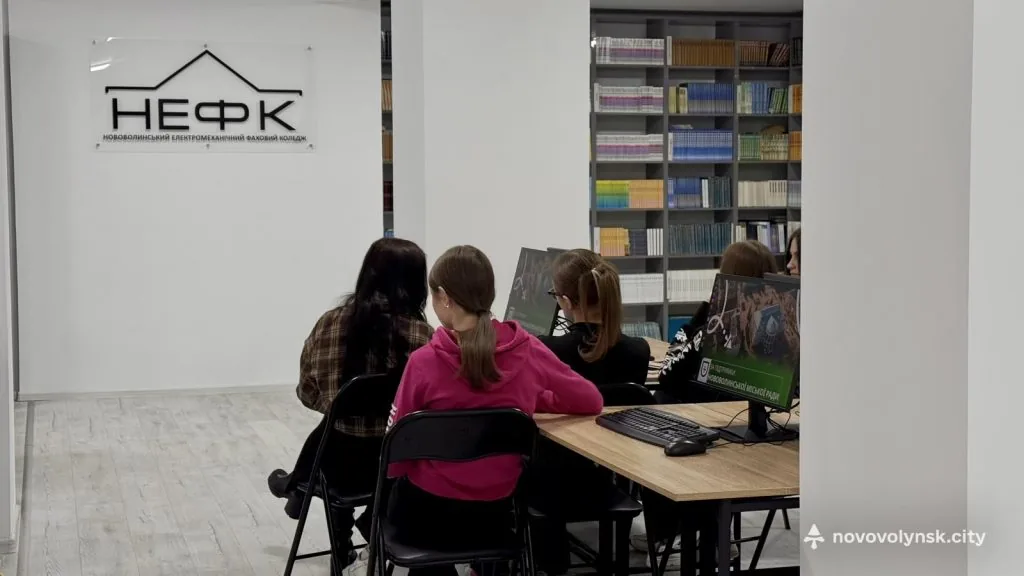У Нововолинському електромеханічному фаховому коледжі запрацювали нові ІТ-простори та відкрили оновлену бібліотеку 4