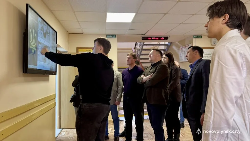 У Нововолинському електромеханічному фаховому коледжі запрацювали нові ІТ-простори та відкрили оновлену бібліотеку 7