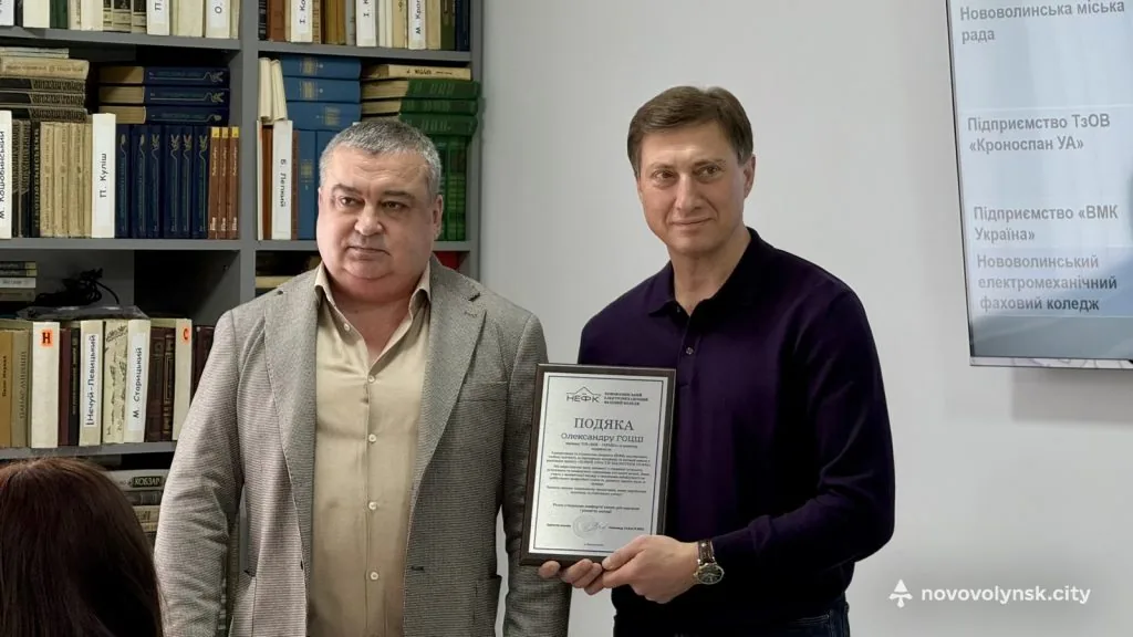 У Нововолинському електромеханічному фаховому коледжі запрацювали нові ІТ-простори та відкрили оновлену бібліотеку 10