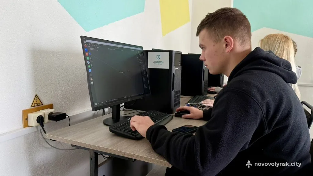 У Нововолинському електромеханічному фаховому коледжі запрацювали нові ІТ-простори та відкрили оновлену бібліотеку 5