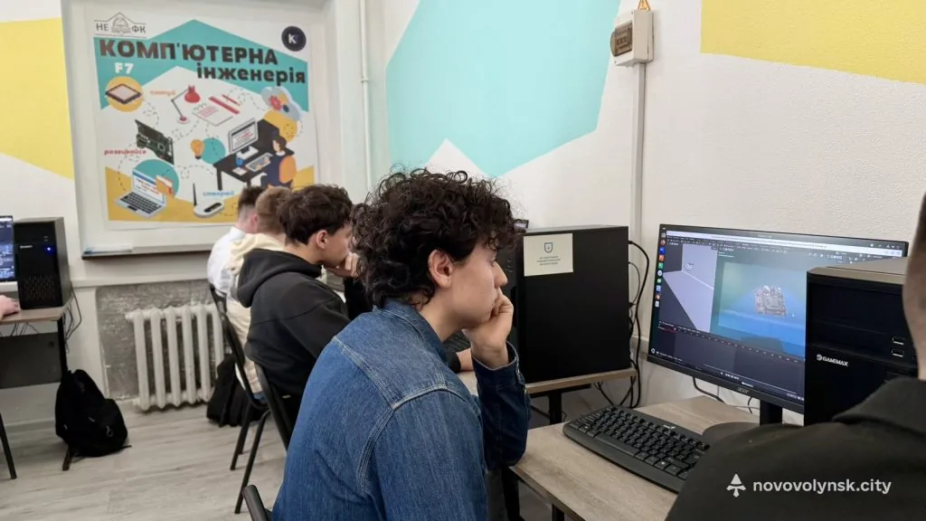 У Нововолинському електромеханічному фаховому коледжі запрацювали нові ІТ-простори та відкрили оновлену бібліотеку 6