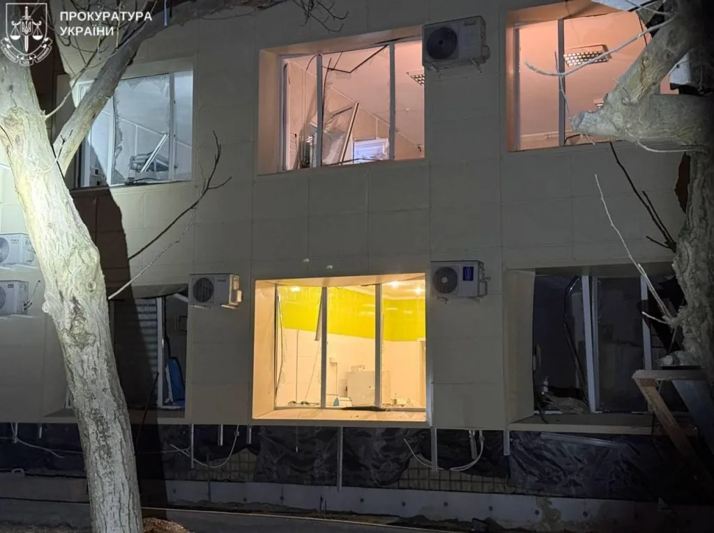 Росія вдарила по пологовому будинку в Одесі та підприємству у Кривому Розі, є загиблі 3