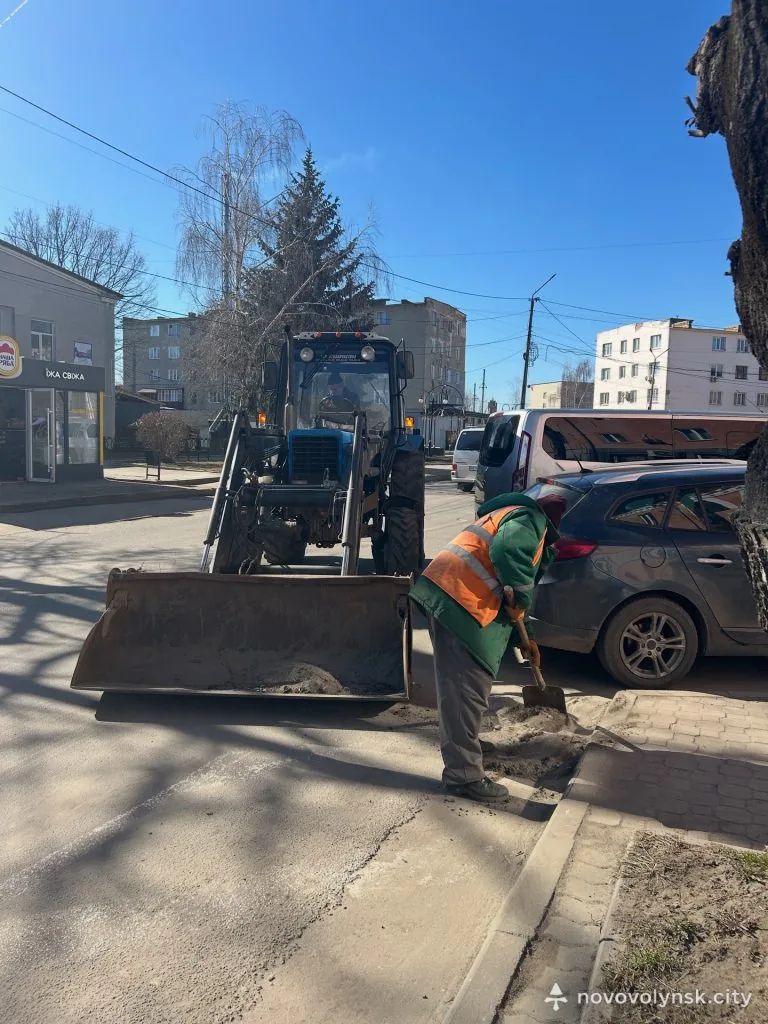 Фото дня: щоденна робота комунальників у Нововолинській громаді 3
