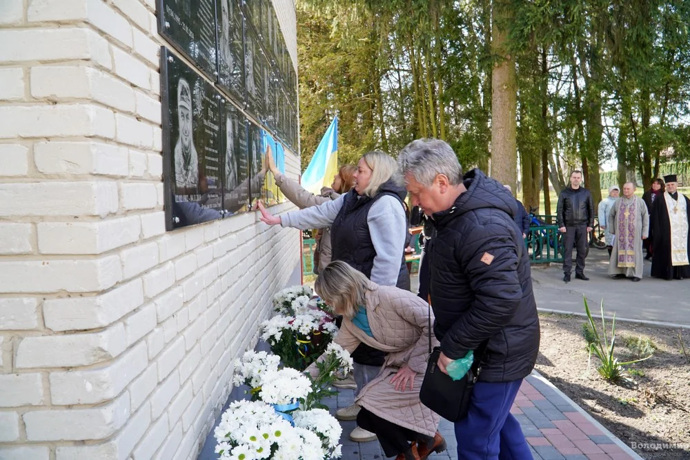 У Володимирі на фасаді гімназії №2 відкрили ще п’ять меморіальних дощок полеглим Захисникам 2