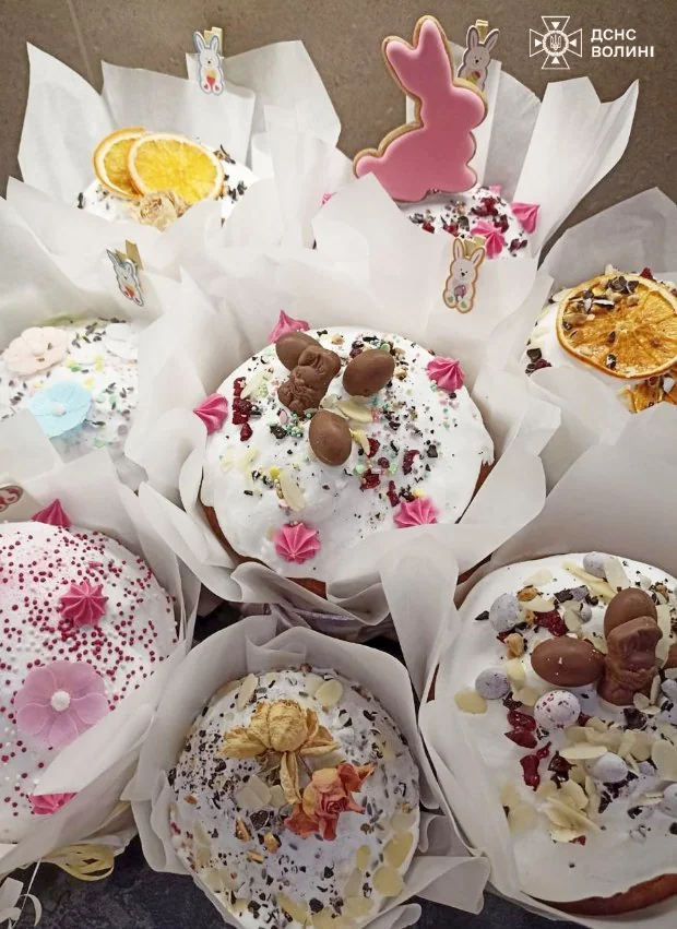 Волинські ДСНСники похвалилися своїми пасочками. ФОТО 2