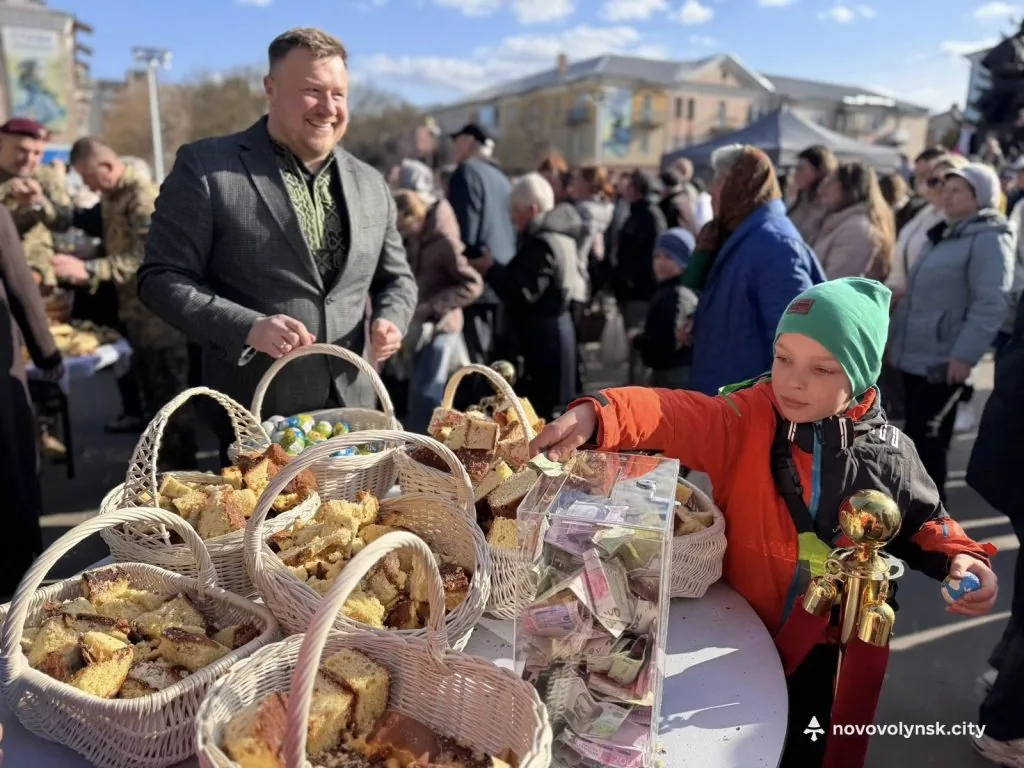 У Нововолинську спекли 200-кілограмову паску 1