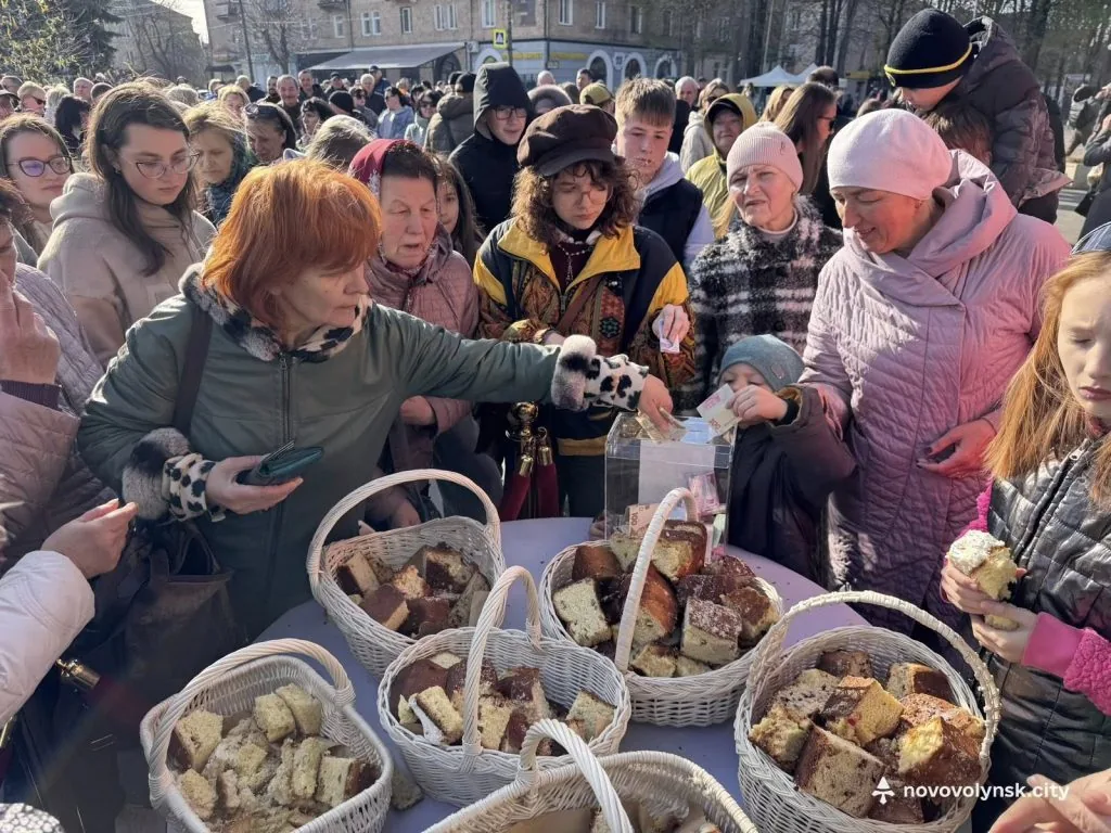 У Нововолинську спекли 200-кілограмову паску 2