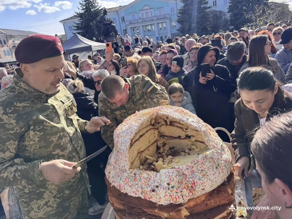 У Нововолинську спекли 200-кілограмову паску 3