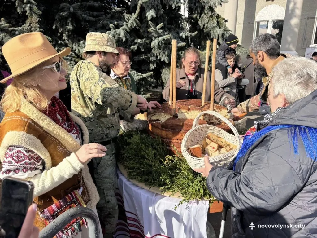 У Нововолинську спекли 200-кілограмову паску 4