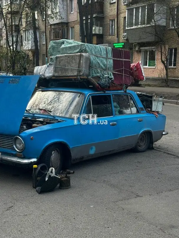 «Тягнули по Києву як барона»: історія пенсіонера з Донбасу, який вивіз із пекла війни 18 курей та собаку 2