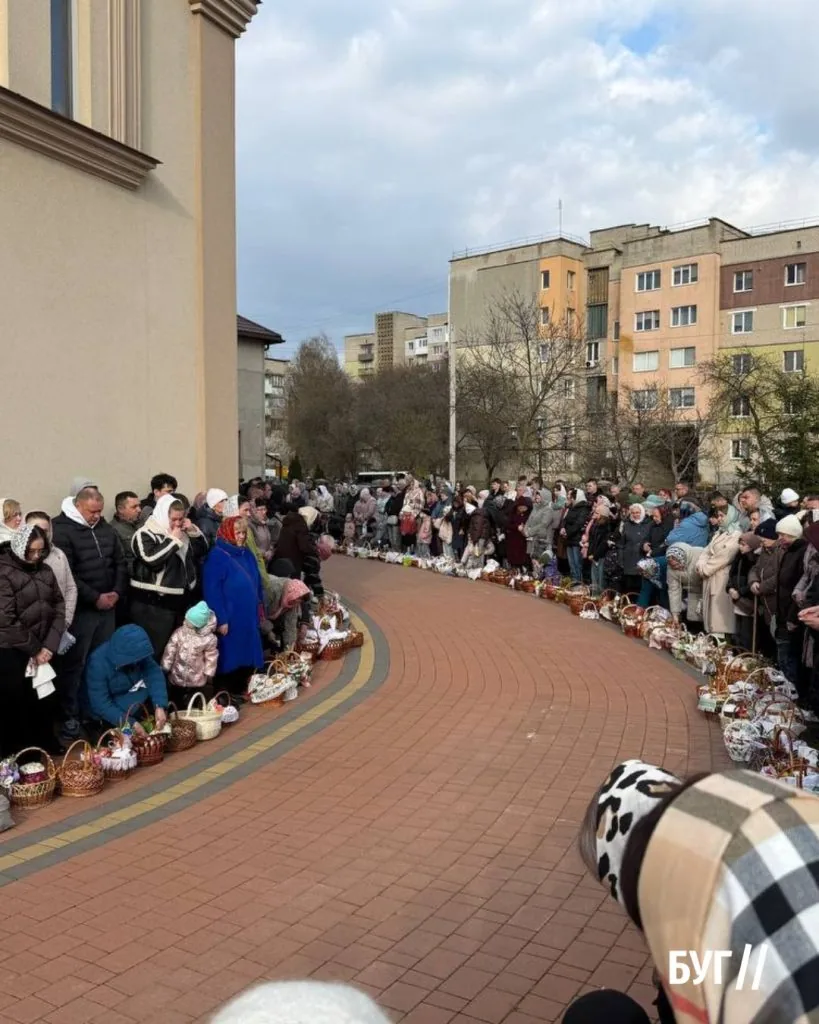 У храмах Володимира та Нововолинська відбувається освячення пасок 4