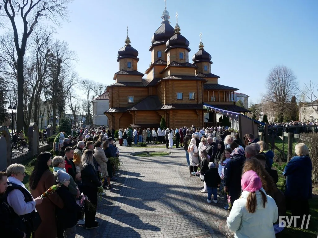 «Не я б'ю, верба б'є»: у храмі Віри, Надії, Любові та матері Софії освятили вербу 2