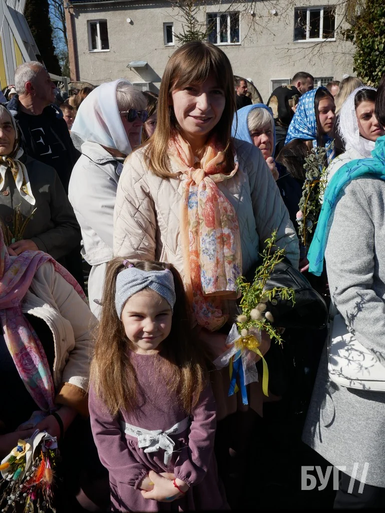 «Не я б'ю, верба б'є»: у храмі Віри, Надії, Любові та матері Софії освятили вербу 7