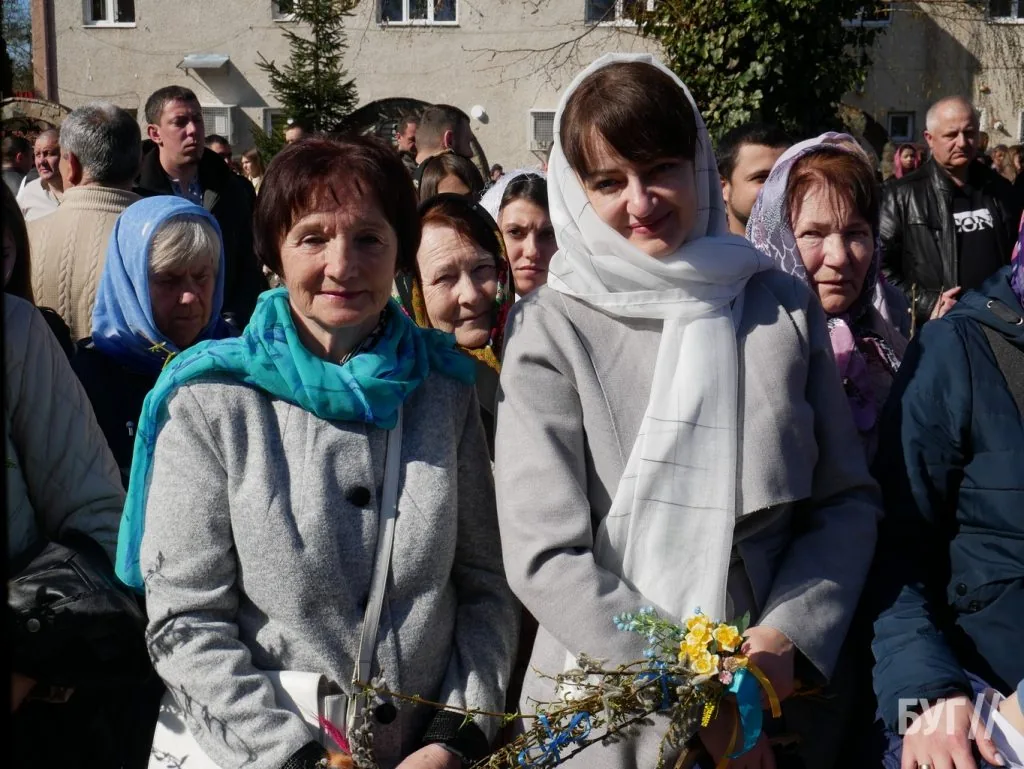 «Не я б'ю, верба б'є»: у храмі Віри, Надії, Любові та матері Софії освятили вербу 8