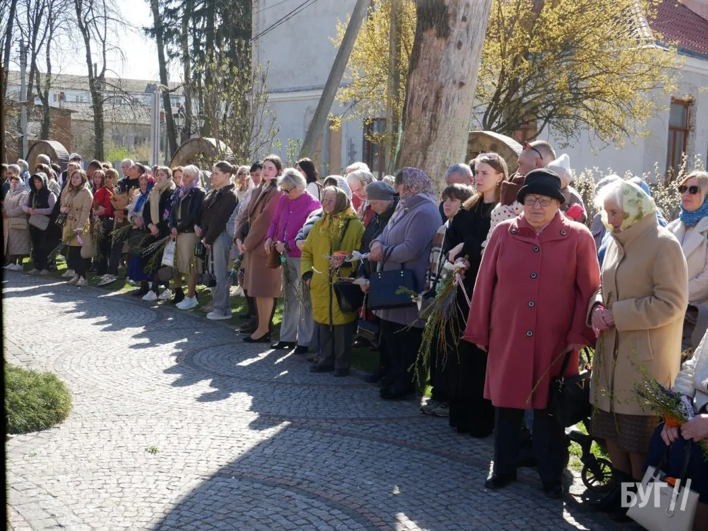 «Не я б'ю, верба б'є»: у храмі Віри, Надії, Любові та матері Софії освятили вербу 9