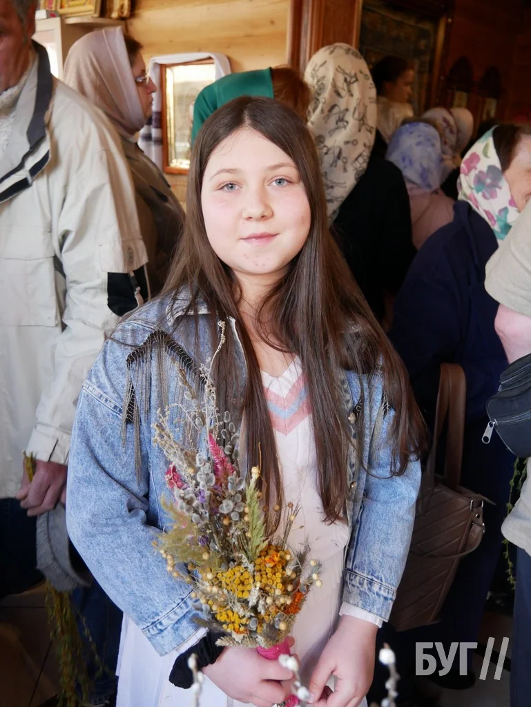 «Не я б'ю, верба б'є»: у храмі Віри, Надії, Любові та матері Софії освятили вербу 12