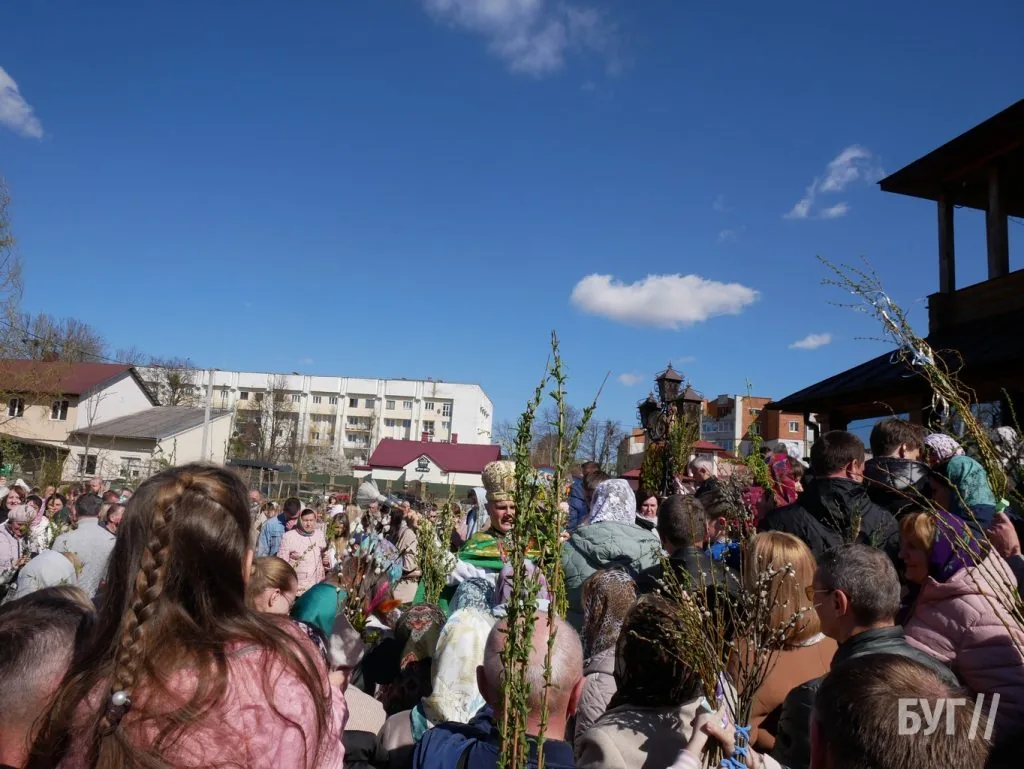 «Не я б'ю, верба б'є»: у храмі Віри, Надії, Любові та матері Софії освятили вербу 18
