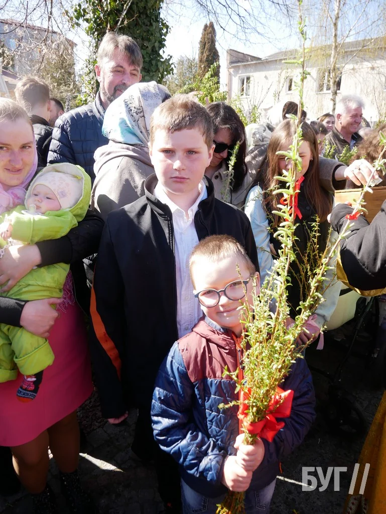 «Не я б'ю, верба б'є»: у храмі Віри, Надії, Любові та матері Софії освятили вербу 20