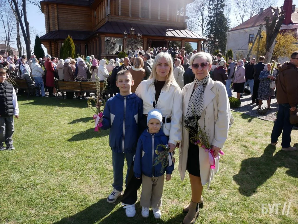«Не я б'ю, верба б'є»: у храмі Віри, Надії, Любові та матері Софії освятили вербу 23