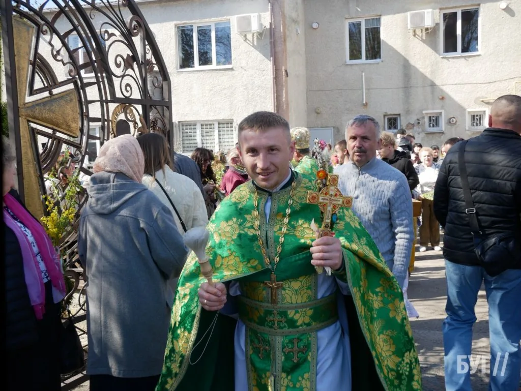 «Не я б'ю, верба б'є»: у храмі Віри, Надії, Любові та матері Софії освятили вербу 25