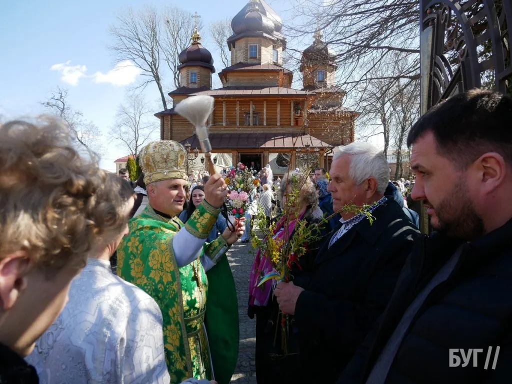 «Не я б'ю, верба б'є»: у храмі Віри, Надії, Любові та матері Софії освятили вербу 27