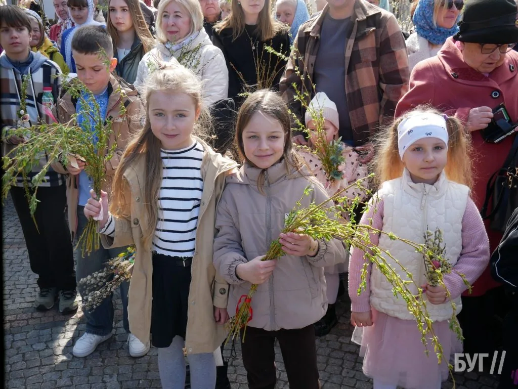 «Не я б'ю, верба б'є»: у храмі Віри, Надії, Любові та матері Софії освятили вербу 30