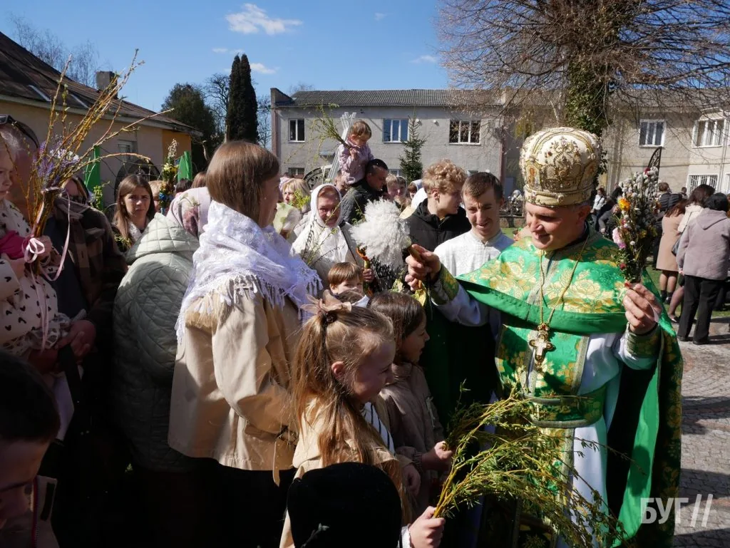 «Не я б'ю, верба б'є»: у храмі Віри, Надії, Любові та матері Софії освятили вербу 32